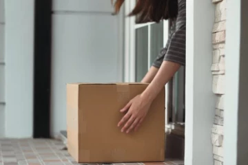 பார்சலில் வந்த அழுகிய ஆண் சடலம்; அதிர்ச்சியில் உறைந்த பெண்!