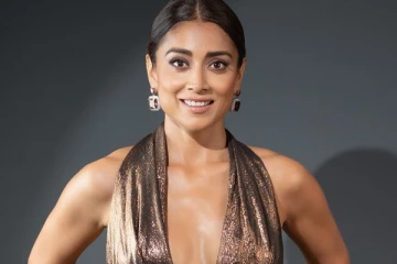 ஒரு பாட்டுக்கு கவர்ச்சியாக ஆட இவ்வளவு சம்பளமா.. அதிர்ச்சி கொடுத்த ஸ்ரேயா சரண்