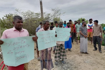 மட்டக்களப்பில் இறால் வளர்ப்பு பண்ணைக்கு எதிர்ப்பு தெரிவித்து ஆர்ப்பாட்டம்