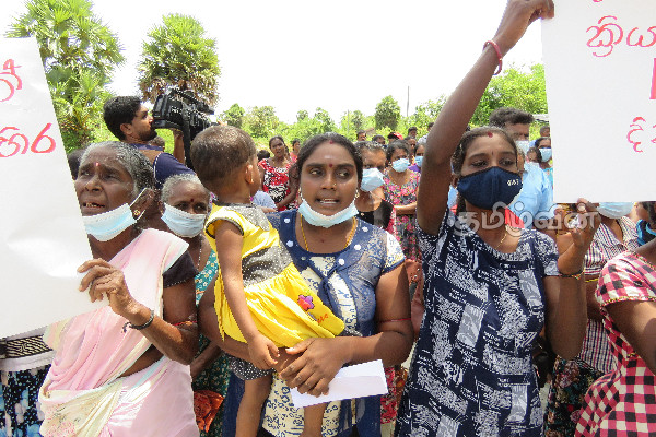 மட்டக்களப்பில் தமிழ் மக்களுக்கு அரசியல் தீர்வு கோரி 13 ஆவது நாள் கவனயீர்ப்பு போராட்டம் (Video) | 13Th Day Vigil For Political Solution Tamil People