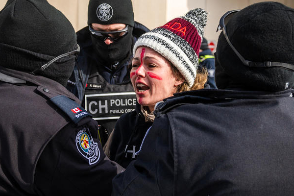 கனடாவில் காவல்துறை - பொதுமக்கள் மோதல்! பலர் கைது! | Police Begin To Make Arrests At Ottawa