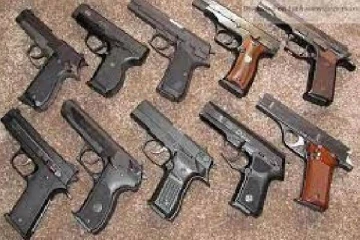 கிளிநொச்சியில் பொதுமக்களிடம் கிடைத்த கைத்துப்பாக்கிகள்!