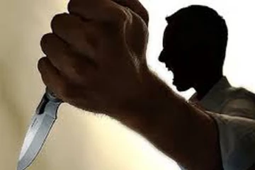 அதிபரை மிரட்டி சகமாணவரை குத்திய மாணவர்கள்
