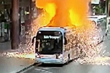 பிரான்சில் சாலையிலே திடீரென வெடித்து தீப்பற்றி எரிந்த எலக்ட்ரிக் பேருந்து! வெளியான காணொளி