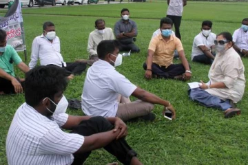 மாநகர வளாகத்தில் போராட்டத்தில் ஈடுபட்ட ஆளும் கட்சி உறுப்பினர்கள்!