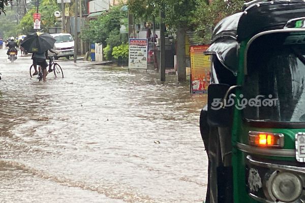 மட்டக்களப்பில் கடும் மழை: நவகிரி குளத்தின் வான்கதவுகள் திறப்பு (Photos) | Heavy Rain In Batticaloa