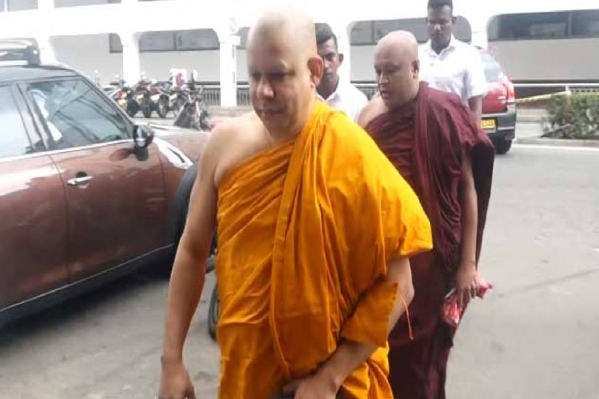 கோர விபத்தில் சிக்கிய கதிர்காம விகாராதிபதி பயணித்த வாகனம் | Kataragama Chief Monk In Matala Accident கோர விபத்தில் சிக்கிய கதிர்காம விகாராதிபதி பயணித்த வாகனம் | Kataragama Chief Monk In Matala Accident