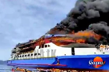 මගී නෞකාවක් මුහුද මැදදී ගිනිබත් වේ