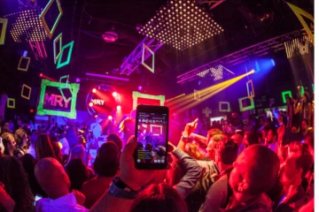 சுற்றுலா விடுதியில் களியாட்ட நிகழ்வில் ஈடுபட்ட 25 பேருக்கு அபராதம், 14 பேருக்கு பிடியாணை