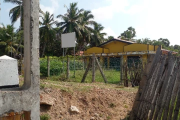 மதகுடன் மோதி படுகாயமடைந்து தூக்கி வீசப்பட்ட நபர் வைத்தியசாலையில் (Video)