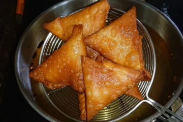 மொறு மொறு சமோசா செய்வது எப்படி? 10 நிமிடத்தில் செய்து அசத்தலாம்