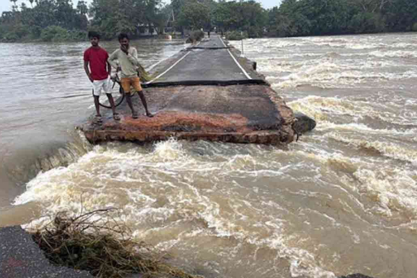 இரண்டாக உடைந்த வட்டுவாகல் பாலம்; போக்குவரத்து துண்டிப்பு! | Mullaitivu Vadduvaakal Bridge Bridge Broken