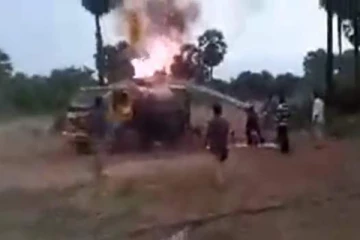 யாழில் இன்று மாலை திடீரென தீப்பற்றி எரிந்த வாகனம்