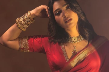 ஐஸ்வர்யா லட்சுமி சேலையில் அழகிய போட்டோஷூட்! கட்டா குஸ்தி 2 பூஜைக்கு எப்படி வந்திருக்கிறார் பாருங்க