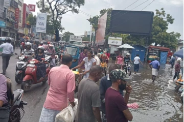 வெள்ளத்தில் மூழ்கிய யாழ். பேருந்து நிலையம் : மாநகர சபையுடன் முரண்பட்ட வியாபாரிகள் (Video)