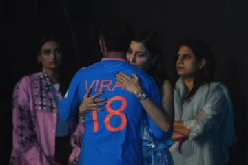 தோல்வியால் கலங்கிய கோலியை அணைத்து ஆறுதல்படுத்திய அனுஷ்கா! வைரலாகும் புகைப்படம்