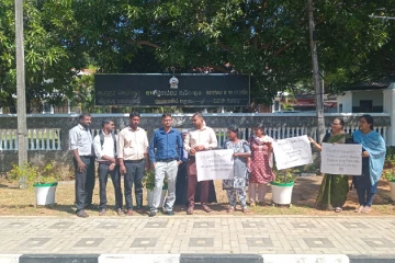 குச்சவெளி பிரதேசசபை தவிசாளருக்கு எதிராக போராட்டம்