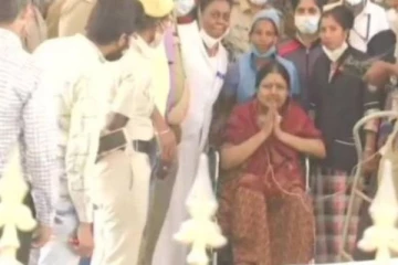 சக்கர நாற்காலியில் அமர்ந்தபடி கையசைத்த சசிகலா: வெளியான புகைப்படம்