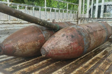 பாரிய வெடிகுண்டினை இரும்பிற்காக கடத்தி செல்ல முற்பட்ட அறுவர் கைது(VIDEO)