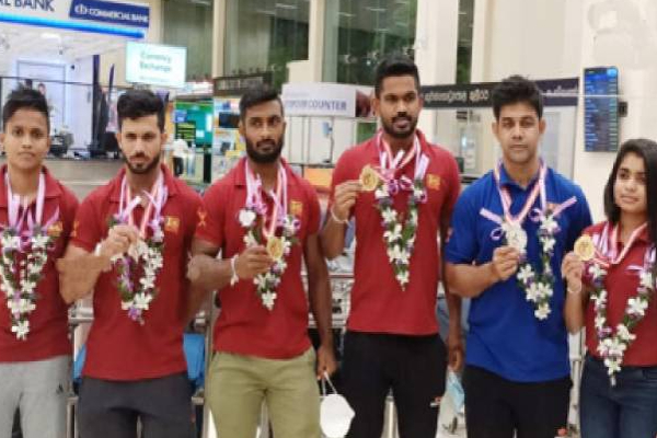 பிரபல நாடொன்றில் பதக்கங்களை வென்று அசத்திய இலங்கை வீரர்கள்! (Photos) | Singapore Sri Lankan Won Gold Medal Weightlifting