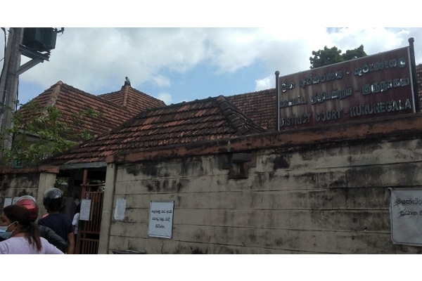 நீதிமன்ற கூரையின் மீது ஏறி நபரொருவர் போராட்டம் | Kurunegal Ourt Srilanka