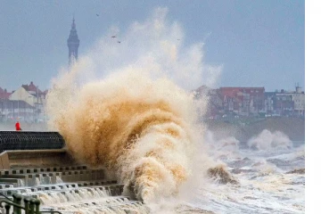 பிரித்தானியர்களுக்கு சிவப்பு வானிலை எச்சரிக்கை? நாளை பயணம் செய்யவேண்டாம் என்றும் அறிவுறுத்தல்