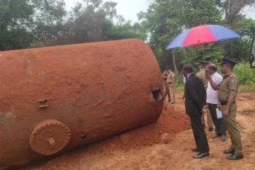 விடுதலைப் புலிகளால் நிலத்தில் புதைக்கப்பட்ட பாரிய எண்ணெய் தாங்கி மீட்பு(Video)