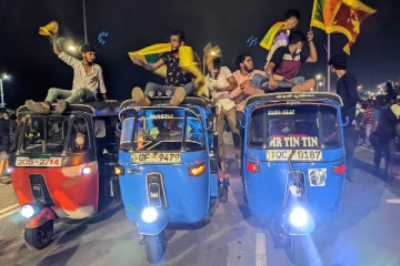 தீவிரம் அடையும் போராட்ட களம் - பலகாரங்களுடன் படையெடுக்கும் மக்கள்