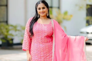 හින්දි නිළියක් වගේ ලස්සන එයාගෙ හැඩ බලන්නකෝ සුරංගනාවියෝ පරාදයි නේද කියලා