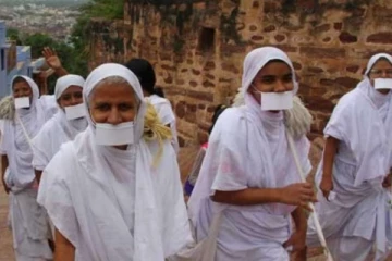 ஜெயின் துறவிகள் குளிக்கவே மாட்டார்களாம் - எதற்காக தெரியுமா?