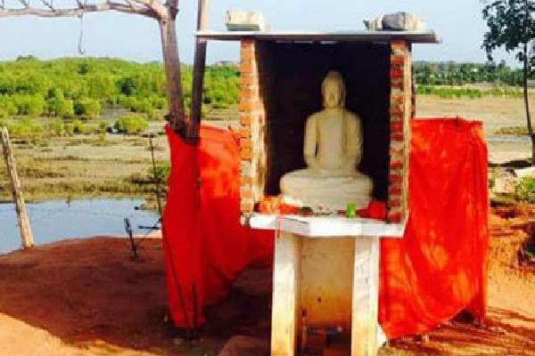 தமிழர் பகுதியில் சட்டவிரோத புத்தர் சிலையால் சர்ச்சை ; இராணுவத்தினர் மற்றும் பொலிஸார் குவிப்பு | Controversy Over Illegal Buddha Statue Tamil Area தமிழர் பகுதியில் சட்டவிரோத புத்தர் சிலையால் சர்ச்சை ; இராணுவத்தினர் மற்றும் பொலிஸார் குவிப்பு | Controversy Over Illegal Buddha Statue Tamil Area