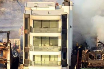 ඔක්කොම අළු වෙද්දි මෙයා විතරක් බේරිලා - ලෝකෙම කතාවෙන පුදුමය බලන්නකෝ..(VIDEO)