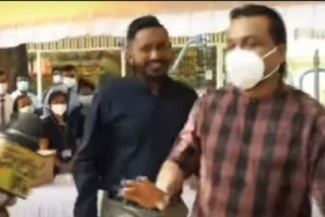 ஊடகவியலாளர்களை புறக்கணத்து விட்டு காரில் ஏறிச் சென்ற அமைச்சர்