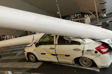 விமான நிலைய மேற்கூரை விழுந்து மூவர் உயிரிழப்பு; விமான சேவை நிறுத்தம்