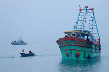 அத்துமீறிய மீன்பிடியில் ஈடுபட்ட இந்திய மீனவர்கள் கைது