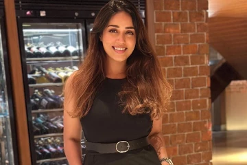 நிவேதா பெத்துராஜ் அழகிய லேட்டஸ்ட் ஸ்டில்கள்