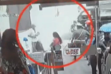 පොලිස් කොස්තාපල්ට පොරවෙන් කෙටූ අයුරු කැමරාවේ සටහන් වෙයි..බිහිසුණු වීඩියෝව..(CCTV VIDEO)