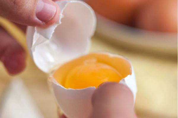 பரட்டை தலை மாதிரி உங்க முடி அசிங்கமா இருக்கா? அப்ப இந்த ஒரே ஒரு பொருள தலையில தடவுங்க! | Egg Mask For Hair Benefits