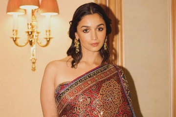 விருது விழாவுக்கு சேலையில் கிளாமராக வந்த ஆலியா பட்