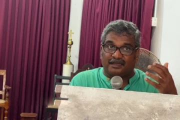 அரசின் மேல் கத்தி தொங்குகிறது; எச்சரிக்கும் அரசியல்ஆய்வாளர்!