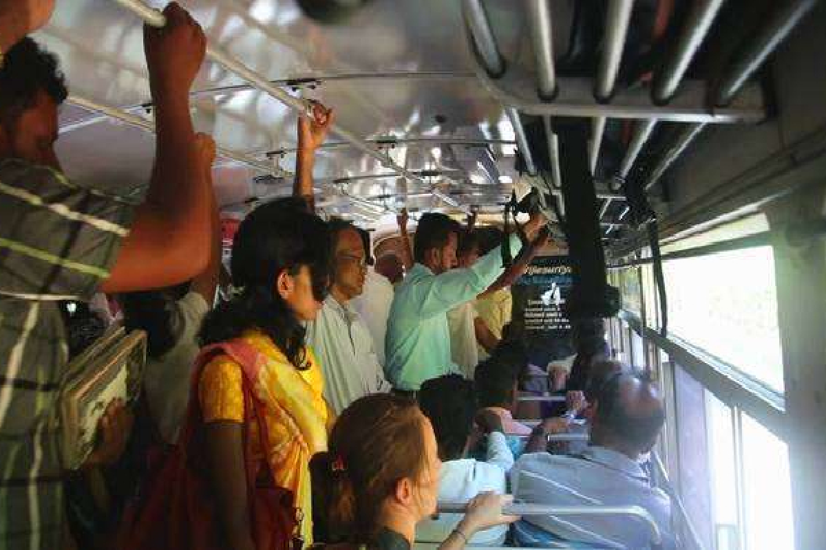 இலங்கையில் ஓடும் பேருந்தில் இளம் குடும்ப பெண்ணுக்கு நடத்துனர் செய்த செயல் ; அதிரடி காட்டிய பொலிஸார் | Conductor S Act Towards Young Woman On Moving Bus