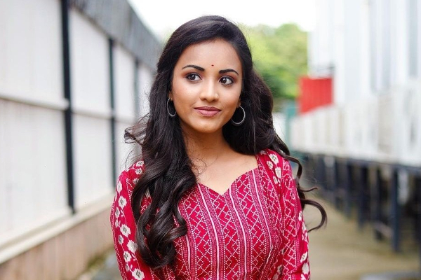 முன்னணி நடிகருடன் சூப்பர் சிங்கர் மானசி.. அட, யாருனு நீங்களே பாருங்க | Manasi Latest Photo With Popular Actor In Cinema