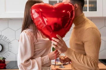 காதலர் தினத்தன்று பாடசாலை மாணவியுடன் பிடிபட்ட அயல் வீட்டு அங்கிள்