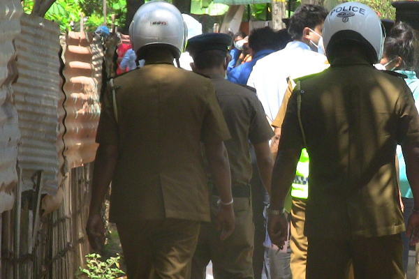 திருகோணமலையில் கட்டுத்துவக்குடன் வயலில் பயணித்த நபர் கைது | Trincomalee Arrests Man Traveling In Fields