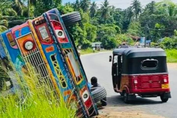 டயர் திடீரென வெடித்ததில் லொறி விபத்து; தெய்வாதீனமாக தப்பிய உயிர்கள்