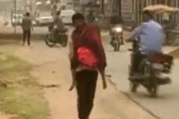 இறந்த மகளின் சடலத்தை தோளில் சுமந்து வந்த தந்தை! நடந்தது என்ன?