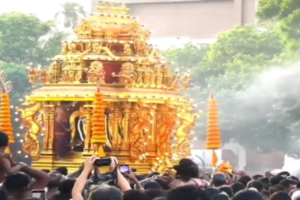 அடியவர்களுக்கு அருள்பாலிக்க மஞ்சத்தில் அசைந்து வந்த நல்லூர் கந்தன் ; காண குவிந்த பக்தர்கள் | Nallur Kandaswamy Festival 10 Th Day