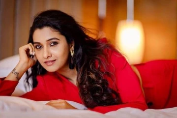 விதவிதமான லுக்கில் ரசிகர்களை மயக்கும் நடிகை ப்ரியா பவானி ஷங்கர் போட்டோஸ்