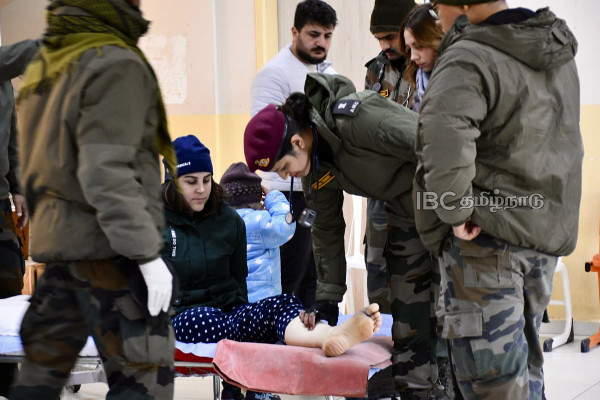 turkey-woman-kissed-an-indian-army-officer