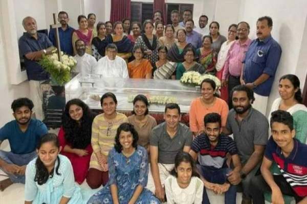 சாவு வீட்டில் சிரித்தபடி புகைப்படம் எடுத்த உறவினர்கள்... எழுந்த சர்ச்சை! பின்னணியில் உள்ள காரணம் | 95 Year Old Woman Dies In Kerala The Family Pic